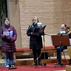 Renate und Anna Ressmann sowie Günter Moser teilten, wie der Nikolaus, ihre musikalischen Talente mit den Besuchern.