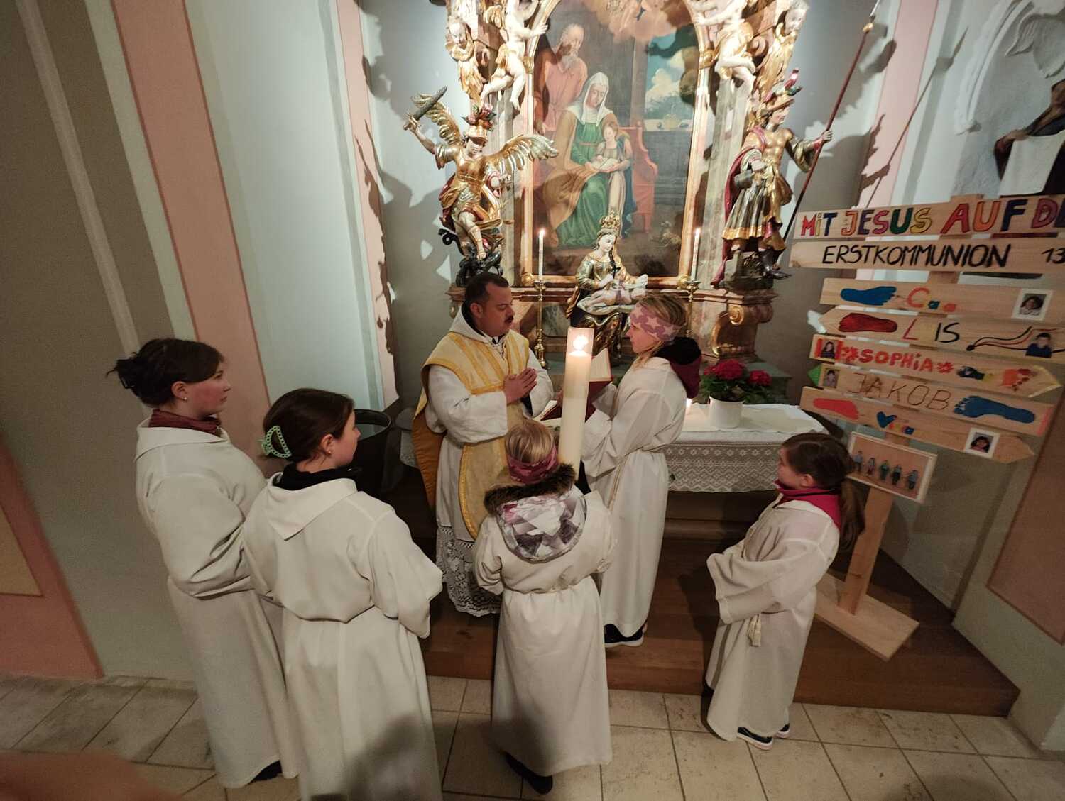 Ministranten in der Osternacht 2023 / Bettina Gölles Pfarre Altenmarkt an der Enns