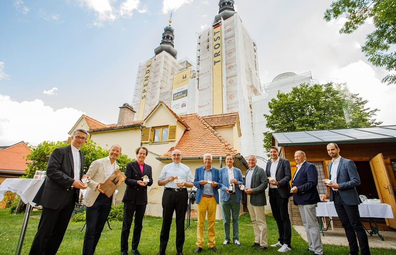 Von links nach rechts: Dietmar Grünwald (Pfarrer Graz-Mariatrost), Urs Harnik-Lauris (Energie Steiermark), Hans Roth (Saubermacher), Bischof Wilhelm Krautwaschl, Franz Küberl (Obmann „Verein Freunde und Förderer der Basilika Mariatrost), Rudi Roth (T / Gerd Neuhold Im Garten von Mariatrost dankten Pfarrer Grünwald, Bischof Krautwaschl und Obmann Küberl allen Mithelfenden.